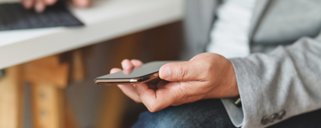 Man holding smartphone. 